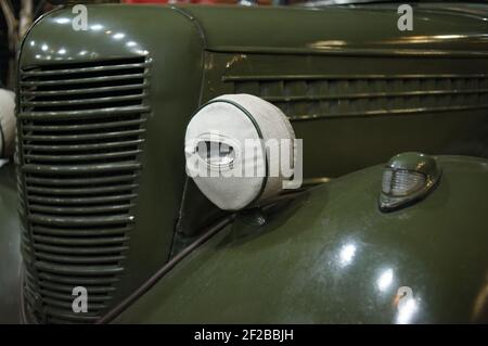 Vorderteil eines alten Militärwagens Nahaufnahme Der Blick auf die Scheinwerfer Stockfoto