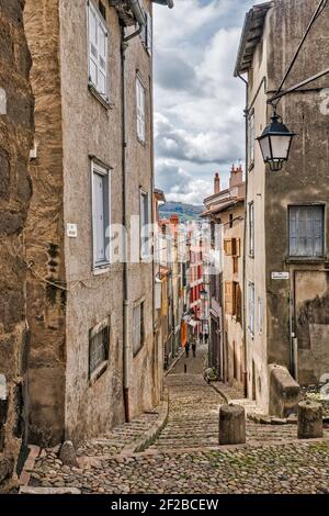 Rue Meymard, Fußgängerzone im historischen Zentrum von Le Puy-en-Velay, Departement Haute-Loire, Region Auvergne-Rhône-Alpes, Frankreich Stockfoto