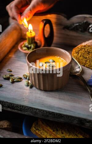 Kürbiscremesuppe mit Kürbisbrot Stockfoto