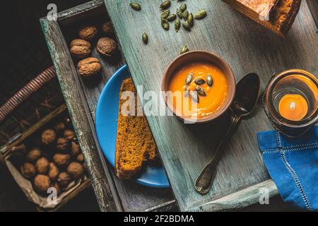 Kürbiscremesuppe mit Kürbisbrot Stockfoto