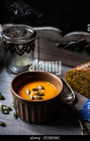 Kürbiscremesuppe mit Kürbisbrot Stockfoto