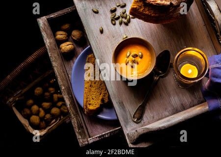 Kürbiscremesuppe mit Kürbisbrot Stockfoto