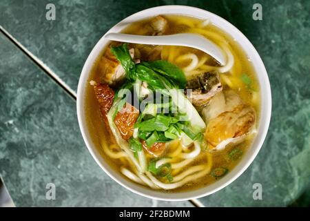 Geröstete Ente- und Nudelsuppe im Chinatown Express Restaurant im authentischsten chinesischen Restaurant von Washington, D.C. Stockfoto