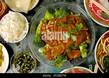 Peking-Ente mit Brokkoli im Chinatown Express Restaurant in Washington, D.C. authentischstes chinesisches Restaurant Stockfoto