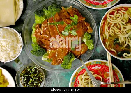 Peking-Ente mit Brokkoli im Chinatown Express Restaurant in Washington, D.C. authentischstes chinesisches Restaurant Stockfoto