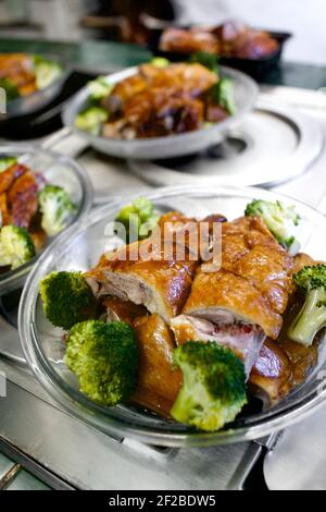 Peking-Ente mit Brokkoli im Chinatown Express Restaurant in Washington, D.C. authentischstes chinesisches Restaurant Stockfoto