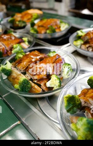 Peking-Ente mit Brokkoli im Chinatown Express Restaurant in Washington, D.C. authentischstes chinesisches Restaurant Stockfoto