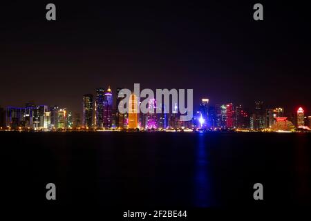 DOHA, KATAR - 21. JANUAR 2019: Blick in Doha, Katar bei Nacht. Doha ist die Hauptstadt und bevölkerungsreichste Stadt des Staates Katar Stockfoto