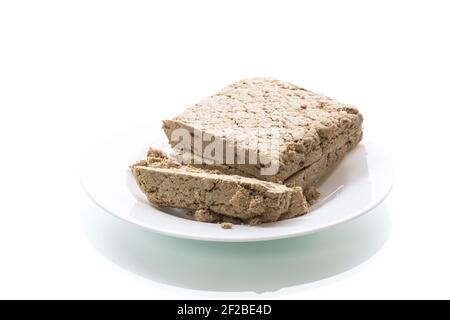 Stück von süßen Halva isoliert auf weißem Hintergrund Stockfoto