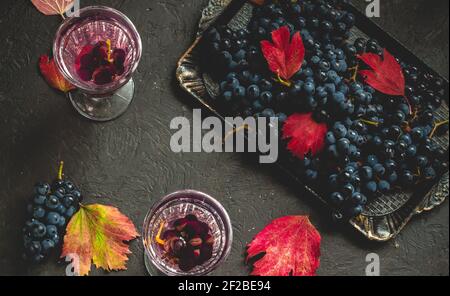 Frische Weinlese und Traubensaft Stockfoto