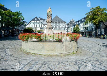 Der historische Brunnen von Petrus auf dem Marktplatz im Stadtzentrum von Brilon (Deutschland), 19. September 2020. Stockfoto