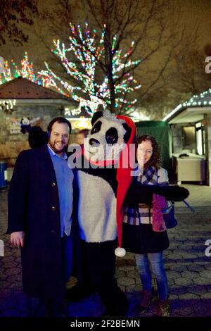 Menschen mit Maskottchen bei der Zoo Lights Night im Smithsonian National Zoological Park im Dezember jedes Jahres, um die Saison zu feiern. Stockfoto