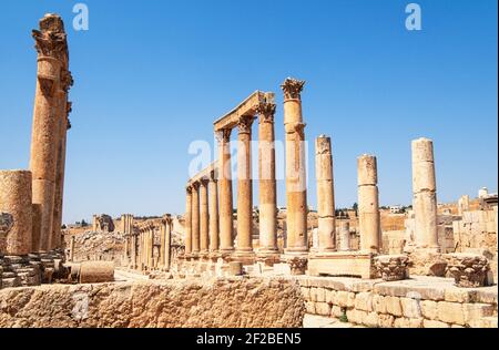 2000 Jerash Jordan Middle East - Kalksteinsäulen des Cardo Jarash North Jordan Middle East. Gerasa oder Jerash ist eine Stadt im Norden Jordaniens. Die Stadt liegt 30 Meilen nördlich der Hauptstadt Amman. Jerash gilt als eine der größten und am besten erhaltenen Stätten der römischen Architektur in der Welt außerhalb Italiens. Dies ist die lange Kolonnadenstraße oder Cardo und seine Seitenstraßen oder decumani.Cardo war der lateinische Name, der einer Nord-Süd-Straße in antiken römischen Städten und Militärlagern als integraler Bestandteil der Stadtplanung gegeben wurde. In Jerash überlebte die ursprüngliche Straßenoberfläche. Stockfoto