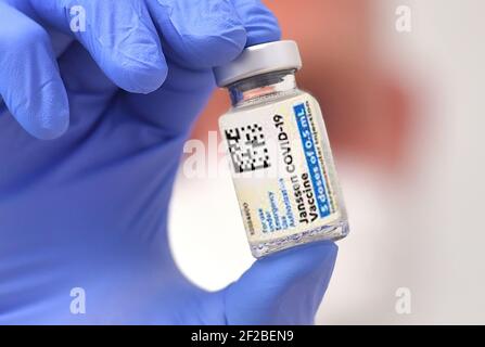 München, Deutschland. März 2021, 11th. Janssen Johnson & Johnson Corona-Impfstoff. Impfdose mit Impfstoff zur Injektion mit einer Kanüle Quelle: dpa/Alamy Live News Stockfoto