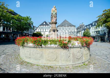 Der historische Brunnen von Petrus auf dem Marktplatz im Stadtzentrum von Brilon (Deutschland), 19. September 2020. Stockfoto