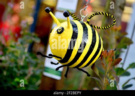 Oldenburg, Deutschland. August 2019, 03rd. Die Figur einer Biene in einem Stadtgarten im Stadtzentrum Oldenburgs, 03. August 2019. Quelle: dpa/Alamy Live News Stockfoto