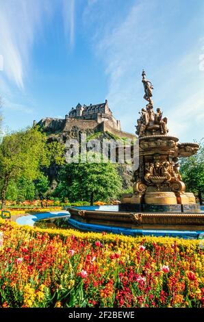 2000 Edinburgh Ross Brunnen Edinburgh verzierte Ross Brunnen in West Princes Street Gardens Edinburgh Schloss Edinburgh Midlothian Schottland GB UK Europa. Ross Fountain ist ein gusseisernes Gebäude in den West Princes Street Gardens, Edinburgh. Es wurde 1872 installiert und 2018 restauriert. Der Ross Fountain wurde in der Eisengießerei in Sommevoire, Frankreich, hergestellt. Es war eine Ausstellung auf der Großen Ausstellung von 1862.Es wurde von Gunmaker Daniel Ross im Jahr 1862 für £2.000 gekauft und der Stadt Edinburgh geschenkt. Sie wurde 1869 in 122 Stücken nach Leith transportiert und 2001 restauriert. Stockfoto