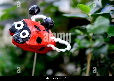 Oldenburg, Deutschland. August 2019, 03rd. Die Figur eines Marienkäfer in einem Stadtgarten im Stadtzentrum von Oldenburg (Deutschland), 03. August 2019. Quelle: dpa/Alamy Live News Stockfoto