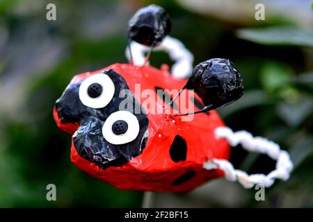 Oldenburg, Deutschland. August 2019, 03rd. Die Figur eines Marienkäfer in einem Stadtgarten im Stadtzentrum von Oldenburg (Deutschland), 03. August 2019. Quelle: dpa/Alamy Live News Stockfoto