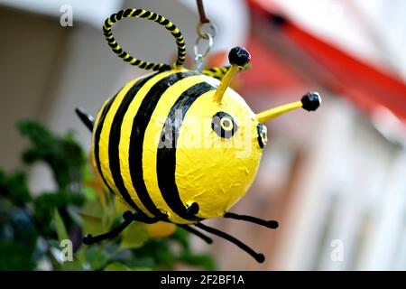 Oldenburg, Deutschland. August 2019, 03rd. Die Figur einer Biene in einem Stadtgarten im Stadtzentrum Oldenburgs, 03. August 2019. Quelle: dpa/Alamy Live News Stockfoto