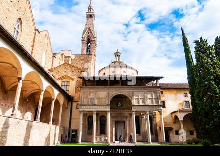 Gärten und Kreuzgang der Basilika Santa Croce in Florenz in der Toskana, Italien Stockfoto