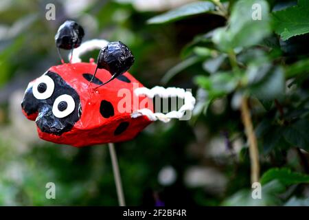 Oldenburg, Deutschland. August 2019, 03rd. Die Figur eines Marienkäfer in einem Stadtgarten im Stadtzentrum von Oldenburg (Deutschland), 03. August 2019. Quelle: dpa/Alamy Live News Stockfoto