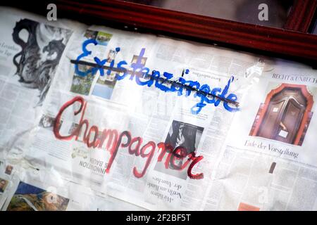 Oldenburg, Deutschland. Februar 2021, 23rd. Die durchgestrichene Inschrift "existentielle Ängste" und die Inschrift "Champagner" auf dem Fensterfenster eines geschlossenen Geschäfts im Stadtzentrum Oldenburgs, 23. Februar 2021. Quelle: dpa/Alamy Live News Stockfoto