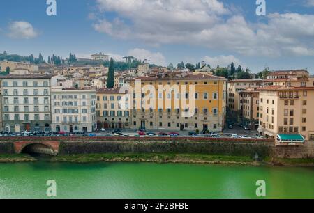 Fassaden von typischen Häusern und Palästen entlang des Flusses Arno in Florenz in der Toskana, Italien Stockfoto