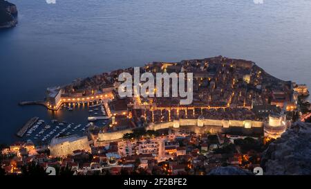 Dubrovnik, Kroatien Altstadt bei Nacht, UNESCO Weltkulturerbe Stadt umgeben von Steinmauern und Festungen St. John, Minceta, Bokar, Lovrijenac. Luftaufnahme Stockfoto