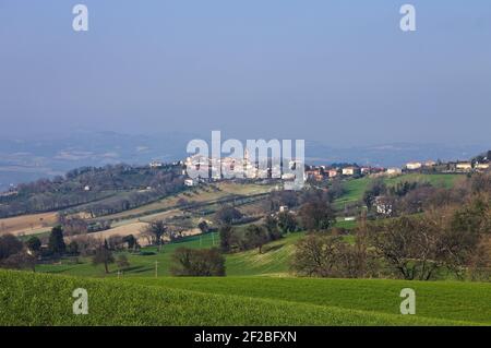 Ein mittelalterliches italienisches Dorf eingebettet in die Landschaft der Marken (Marken, Italien, Europa) Stockfoto