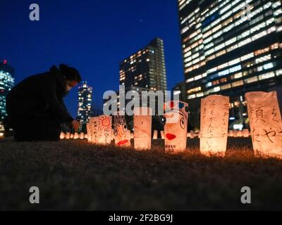 Tokio. März 2021, 11th. Eine Person fotografiert Papierlaternen mit Lobpreisungen zum Gedenken an die Opfer des Großen Ostjapanerbebens und Tsunamis in Tokio, Japan am 11. März 2021. Quelle: Christopher Jue/Xinhua/Alamy Live News Stockfoto