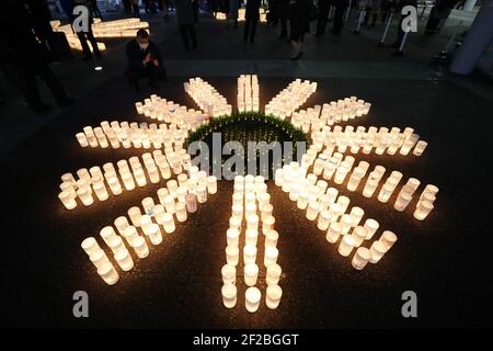 Tokio. März 2021, 11th. Eine Person fotografiert Papierlaternen mit Lobpreisungen zum Gedenken an die Opfer des Großen Ostjapanerbebens und Tsunamis in Tokio, Japan am 11. März 2021. Quelle: Du Xiaoyi/Xinhua/Alamy Live News Stockfoto