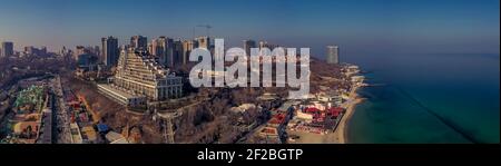 Luftpanorama von Arkadien Küste in Odessa Ukraine. Drohnenaufnahmen, Winterzeit, natürliches Licht. Stockfoto