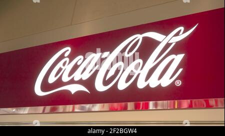 Tokio, Japan – 5. April 2016. Coca Cola Schild. Coca-Cola oder Coke ist ein kohlensäurehaltiges Erfrischungsgetränk, das von der Coca-Cola Company hergestellt wird. Stockfoto
