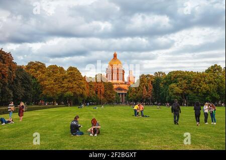 12. Juni 2015: St. Petersburg, Russland: Isaakskathedrale. St. Petersburg Sonnentag, auf dem Rasen vor der Kathedrale entspannen die Menschen. Stockfoto