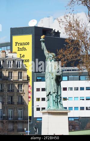 Blick vom Quai de Grenelle Quay auf die Freiheitsstatue Paris und Maison de la Radio France House, 16th Arrondissement Paris, Frankreich Stockfoto
