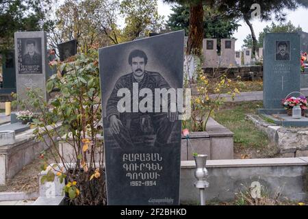 STEPANAKERT, BERG-KARABACH - NOVEMBER 05: Ein geätzter Grabstein markiert das Grab eines Soldaten der Arzakh Verteidigungsarmee im Kampf während des Berg-Karabach-Krieges 1990s mit Aserbaidschan auf dem Militärfriedhof in Stepanakert getötet die de facto Hauptstadt und die größte Stadt der selbsternannten Republik Arzakh oder Berg-Karabach ein abtrünniger Staat in Der Südkaukasus, unterstützt von Armenien, dessen Gebiet international als Teil von Aserbaidschan anerkannt ist Stockfoto