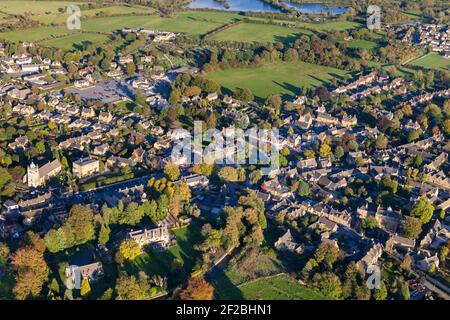 Eine Luftaufnahme des Cotswold-Dorfes Bourton auf dem Wasser, Gloucestershire, Großbritannien Stockfoto