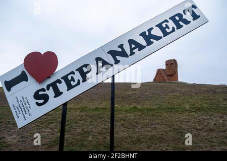 STEPANAKERT, BERG-KARABACH - NOVEMBER 05: Fernansicht der monumentalen Statue "Wir sind unsere Berge" von Sargis Baghdasaryan, (1967), die das lokale Erbe und die Identität in der Region Berg-Karabach feiert, auf einem Hügel in Stepanakert, der de facto Hauptstadt der selbsternannten Republik Arzakh oder Berg-Karabach, De jure Teil der Republik Aserbaidschan Stockfoto