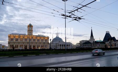 Komsomolskaja-Platz (Nacht). Moskau, Russland. Geschrieben Leningradski und Jaroslawski Bahnhof auf Russisch Stockfoto