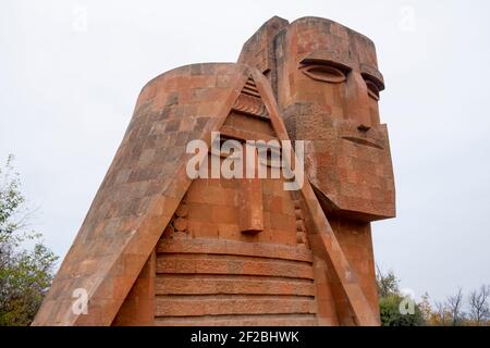 STEPANAKERT, BERG-KARABACH - NOVEMBER 05: Ansicht der monumentalen Statue "Wir sind unsere Berge" von Sargis Baghdasaryan, (1967), die das lokale Erbe und die armenische Identität in der Region Berg-Karabach feiert, auf einem Hügel in Stepanakert, der de facto Hauptstadt der selbsternannten Republik Arzakh oder Berg-Karabach, De jure Teil der Republik Aserbaidschan Stockfoto