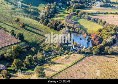 Eine Luftaufnahme der Donnington Brauerei im Cotswold Dorf Donnington, Gloucestershire, Großbritannien Stockfoto