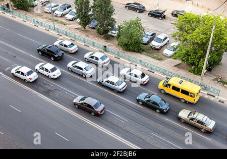 Samara, Russland - 4. Juni 2016: Autos bewegen sich entlang der Stadtstraße. Blick von oben Stockfoto