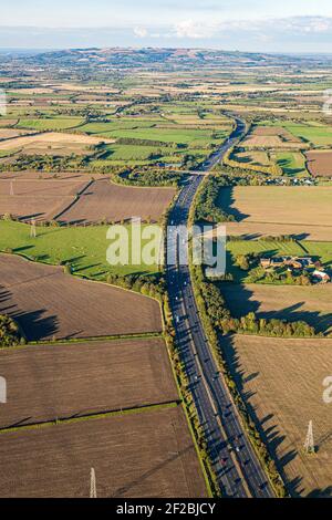 Luftaufnahme der Autobahn M5 in Staverton, Gloucestershire, Großbritannien - Blick nach Norden in Richtung Bredon Hill Stockfoto