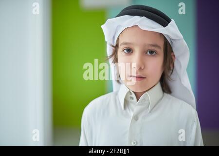 Porträt eines arabischen Jungen in traditioneller Kleidung Stockfoto