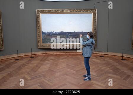 Innenraum des Segantini-Museums, mit Besuchern, die Schutzmaske Anti Covid-19 tragen, in Saint-Moritz. Stockfoto