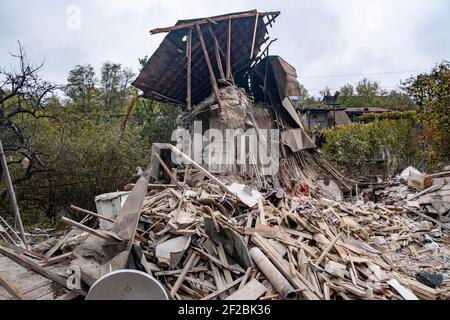 STEPANAKERT, BERG-KARABACH - NOVEMBER 06: Wrack eines Hauses, das durch einen aserbaidschanischen Militärschlag in Stepanakert zerstört wurde, der de facto Hauptstadt der selbsternannten Republik Arzakh oder Berg-Karabach de jure Teil der Republik Aserbaidschan am 06. November 2020. Die Kämpfe zwischen Armenien und Aserbaidschan um Berg-Karabach, auch bekannt als die Republik Arzakh, brachen Ende September in einen sechswöchigen Krieg mit beiden Ländern aus, die sich gegenseitig der Provokation beschuldigten, die Tausende Tote hinterließ. Stockfoto