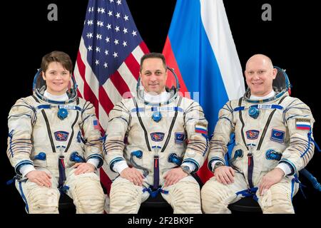 Internationale Raumstation Expedition 65 Backup Crew Portrait von links nach rechts: Anne McClain von der NASA, Anton Shkaplerov und Oleg Artemijew von Roskosmos im Gagarin Kosmonauten Training Center 2. März 2021 in Star City, Russland. Stockfoto