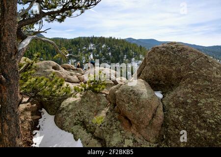 Menschen, die eine Pause mit ihrem Hund von Wandern zu Sleepy Lion und dem Ralph Price Reservoir in Lyons, Colorado von Button Rock Preserve und Dam. Stockfoto