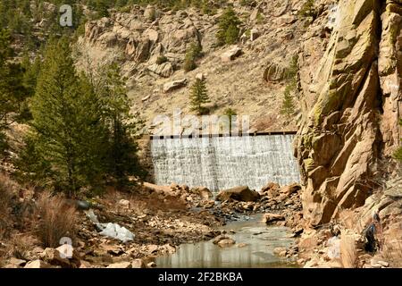 Wasserfall vom North Saint Vrain Creek, der vom Ralph Price Reservoir in Lyons, Colorado Button Rock Preserve und Dam Trailhead fließt. Stockfoto